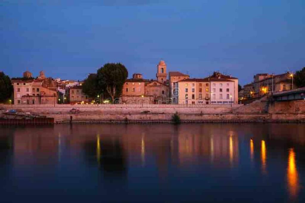 Appartement A Pied Du Centre Avec Place De Parking Arles Exterior photo