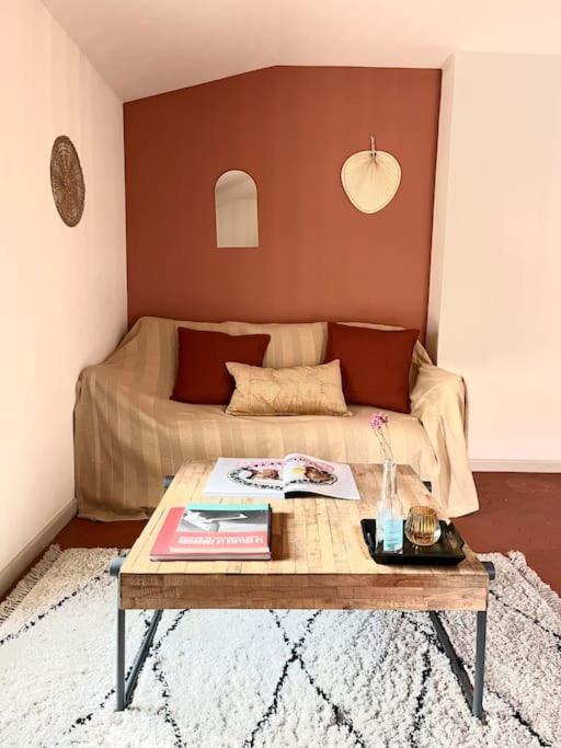 Appartement A Pied Du Centre Avec Place De Parking Arles Exterior photo