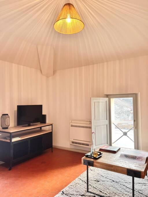 Appartement A Pied Du Centre Avec Place De Parking Arles Exterior photo